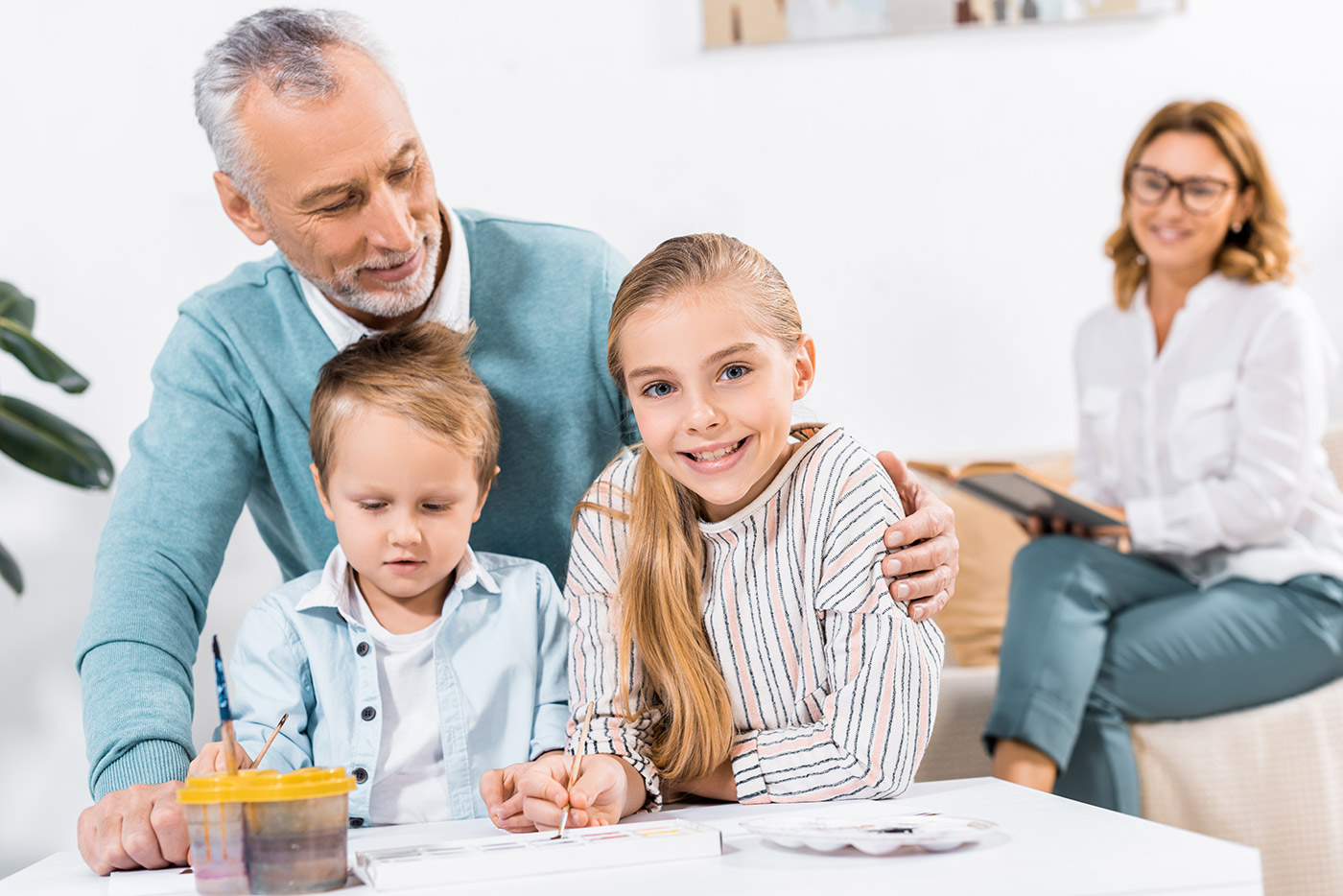 Deux adultes et deux enfants formation parents